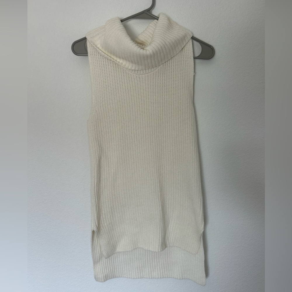Q Mack turtle neck sweater tank top size small white